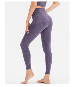 Seitenansicht der lila Camo-Jacquard Yoga-Leggings mit hohem Bund an einem Modell