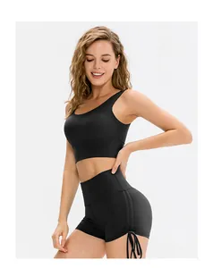 Detail des schwarzen Sport-Bras und der High-Waist-Shorts mit seitlichem Kordelzug