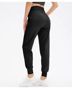Vue arrière du pantalon de jogging noir taille haute à séchage rapide pour femmes