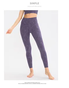 Detail der lila Camo-Jacquard-Yogahose mit hoher Taille und nahtlosem Stretchgewebe