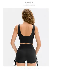 Detailansicht: Schwarzes Yoga-Set mit U-Rücken und High-Waist-Shorts mit Kordelzug