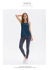 Detailansicht des lockeren, atmungsaktiven Yoga-Tops mit Cut-Out-Design am Rücken