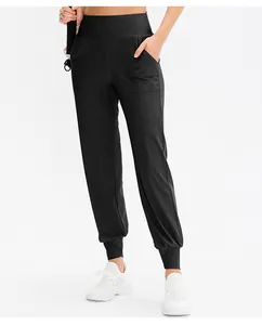 Vue détaillée de la taille haute et des poches latérales du pantalon de jogging noir