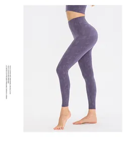 Detaillierte Rückansicht der lila Camouflage-Yogahose mit hoher Taille und Push-up-Effekt