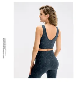 Detail achteraanzicht van de grijze camo jacquard yoga sportbeha en bijpassende legging