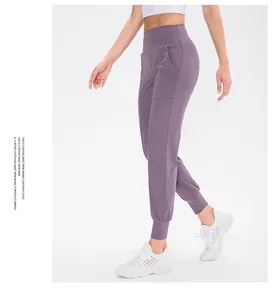 Detailansicht der fliederfarbenen High-Waist-Yogahose mit praktischen Seitentaschen