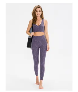 Detail von High-Waist Camo-Yoga-Set mit V-Ausschnitt Sport-BH und lila Leggings