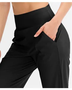 Détail du pantalon de yoga noir à taille haute avec poches latérales et tissu élastique