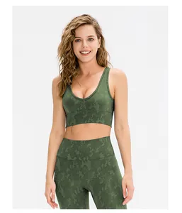Detail van de high-waist camo yoga-legging en sportbeha met V-hals in donkergroene camouflage