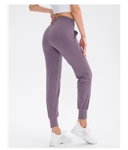Detailansicht der lila Yoga-Hose mit hoher Taille, elastischen Bündchen und Tasche