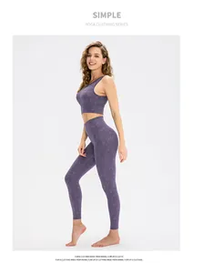 Detailansicht des lila Camouflage-Yoga-Sets mit Sport-BH und hoch taillierter Leggings