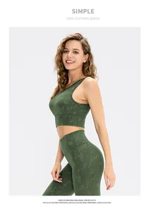 Detail van groene camouflage yoga set met hoge taille leggings en sportbeha voor dames