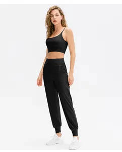 Pantalon de yoga noir à taille haute avec poches et débardeur de sport assorti
