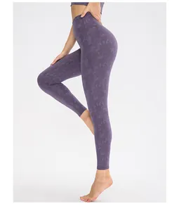 Detail der High-Waist-Yoga-Leggings mit dunkelviolettem Camouflage-Jacquard-Muster