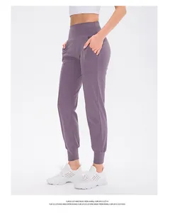 Detailansicht der High-Waist-Yogahose mit Seitentaschen und Rippstrickbündchen