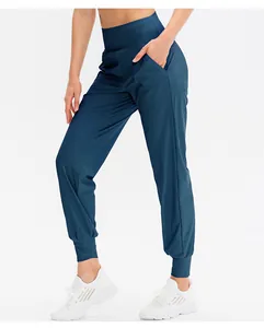 Détail du pantalon de yoga taille haute bleu canard avec poches et chevilles côtelées