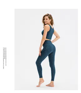 Detail van camouflage jacquard yogaset met racerback top en legging met hoge taille
