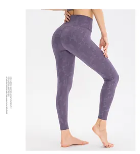 Detailansicht der lila Camouflage-Yogahose mit hohem Bund und nahtloser Textur