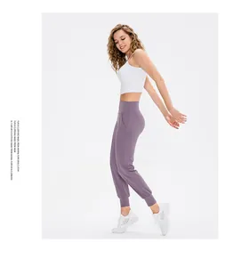 Detailansicht der lila Jogginghose mit hoher Taille, Bündchen und schnelltrocknendem Stoff
