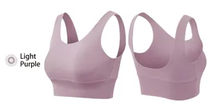 Detail eines hellvioletten nahtlosen Sport-BHs mit breiten Trägern und atmungsaktivem Stoff