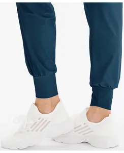 Détails du bas du pantalon de jogging bleu sarcelle avec baskets en tricot blanc