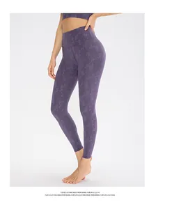 Seitenansicht der lila Camouflage-Yoga-Hose mit hoher Taille und elastischer Passform