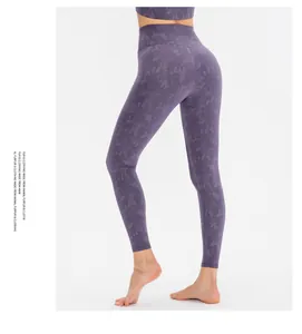 Nahaufnahme der lila Camo-Yogahose mit hoher Taille und formendem Push-Up-Effekt am Gesäß