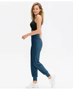 Vue latérale du jogging taille haute et brassière montrant la coupe et la texture