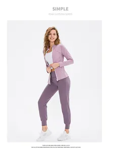 Detailansicht der lila Zipper-Jacke, des weißen Sport-BHs und der Yoga-Hose im Set