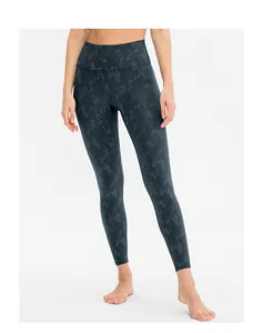 Detailansicht der dunkelgrauen Camouflage-Yoga-Leggings mit hoher Taille und Matt-Finish