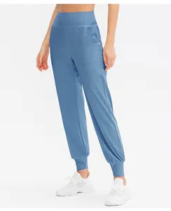 Détail de la taille haute élastique et de la poche latérale sur ce pantalon de yoga bleu