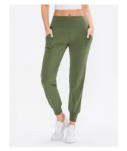 Detailansicht der olivgrünen High-Waist-Jogginghose mit Gummibund und Seitentaschen