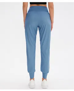 Vue arrière du pantalon de yoga bleu Morandi à taille haute avec chevilles élastiques
