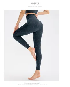 Nahaufnahme der Camo-Jacquard-Textur der High-Waist-Yoga-Hose für Damen