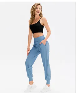 Détail du pantalon de yoga ample à taille haute avec poches latérales et chevilles serrées