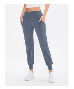 Detailansicht der High Waist Jogginghose mit Seitentaschen und elastischen Bündchen