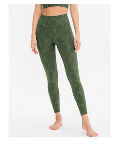 Detailaufnahme der hoch taillierten dunkelgrünen Camouflage Yoga-Leggings für Sport