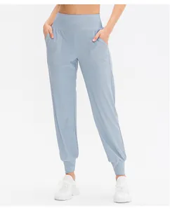 Détail du pantalon de yoga taille haute avec poches latérales et chevilles resserrées