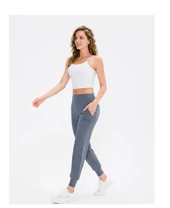 Detail der taillenhohen graublauen Yoga-Jogginghose mit Seitentaschen und Bündchen