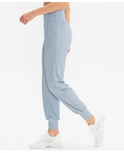 Détail de la taille haute et des poches sur le pantalon de yoga séchage rapide bleu clair