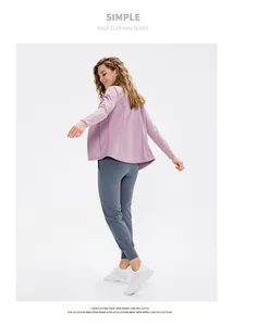Detail der High-Waist-Jogginghose in Graublau mit elastischen Bündchen und Stoff