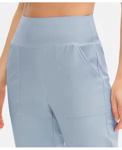 Détail du pantalon de yoga bleu clair à taille haute avec large ceinture et grandes poches