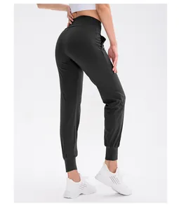 Nahaufnahme der schwarzen High-Waist-Jogginghose mit elastischem Bund und Bündchen