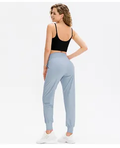 Vue arrière du pantalon de yoga ample à taille haute avec poignets élastiques au bas