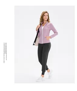 Detail von High-Waist-Yoga-Set mit lila Zipper-Jacke und grauer Jogginghose auf weißem Grund