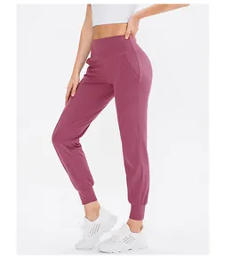 Detail der hoch taillierten Jogginghose in Altrosa mit Taschen und Rippbündchen