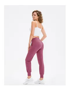 Detailansicht der malvenfarbenen High-Waist-Jogginghose mit elastischen Bündchen