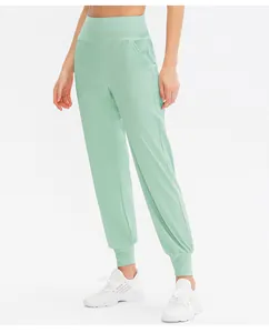 Détail du jogging vert menthe à taille haute avec poches et chevilles élastiquées pour yoga
