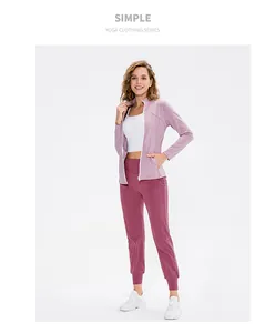 Ganzkörperaufnahme eines Models mit rosa Yoga-Hose und lila Sportjacke mit hoher Taille