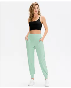 Détail d'un pantalon de yoga vert menthe à taille haute avec poches latérales pratiques